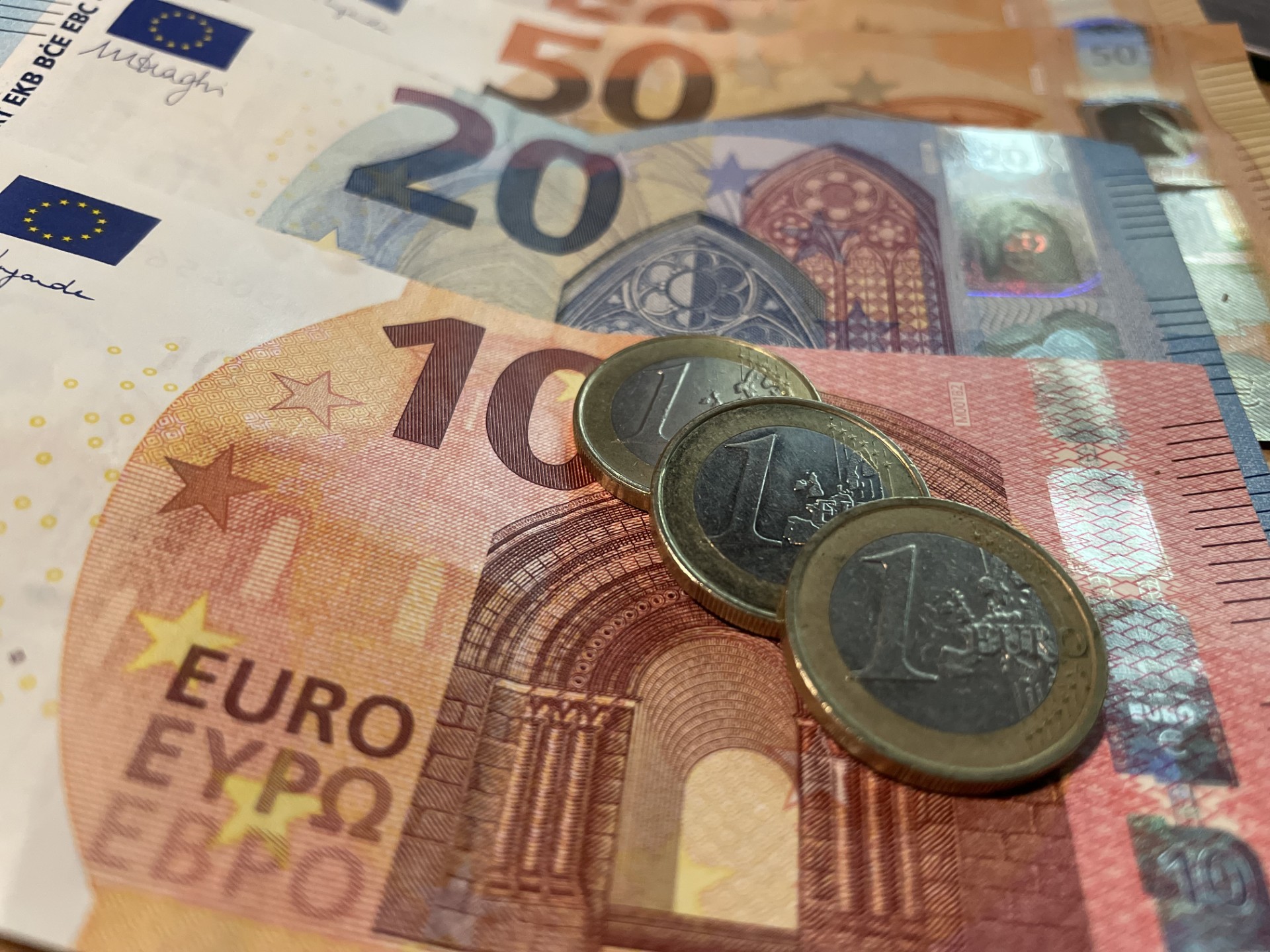 Hoeveel contant geld mag je in huis hebben? - maakeenhuiseenthuis.nl